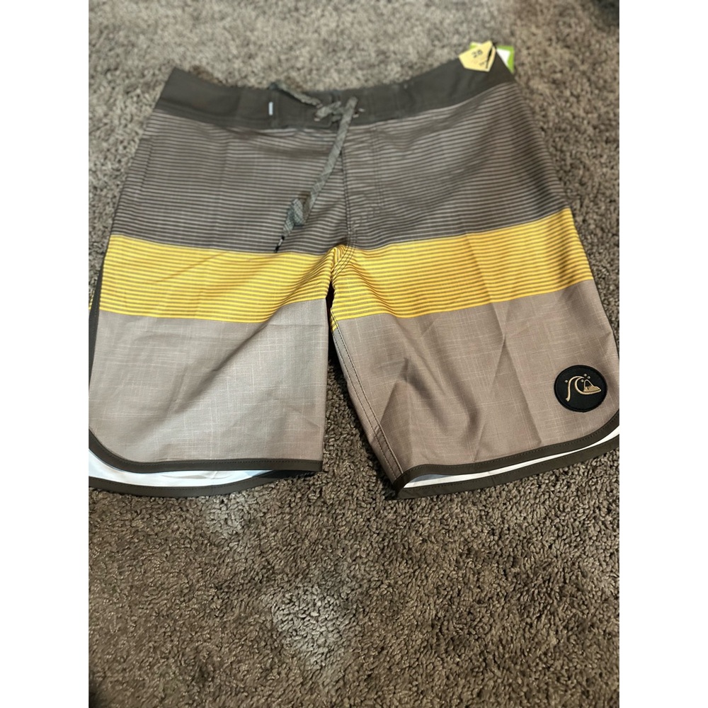 Quiksilver board shorts 28